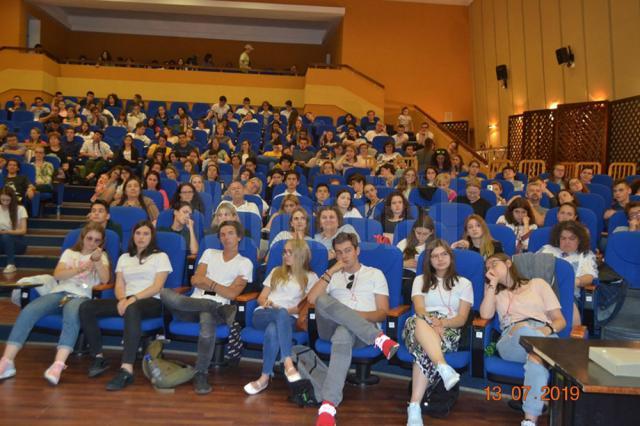 Elevii Colegiului ”Petru Rareş” s-au „duelat” în dezbateri academice în cadrul olimpiadei naţionale de la Piatra Neamţ