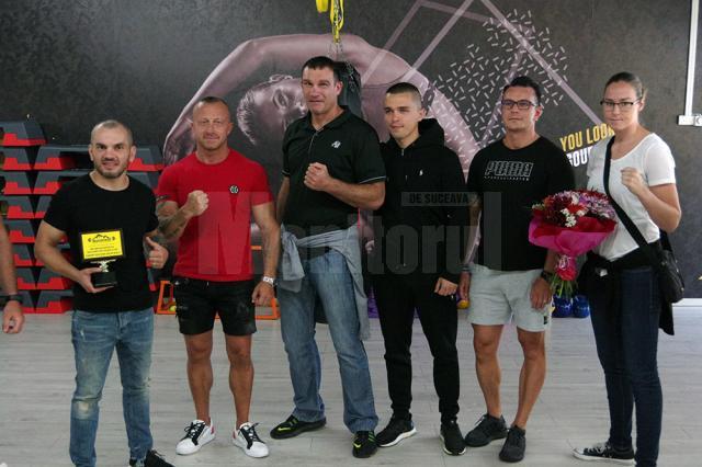 Legendarul luptător Peter Aerts, Ionuţ Pitbull Atodiresei şi Jorina Baars au vizitat un complex sportiv din Suceava