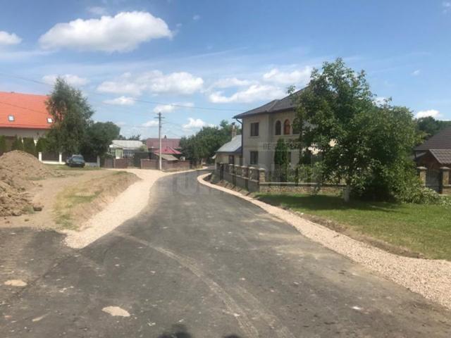 Primăria Dărmănești a finalizat asfaltarea unui drum din satul Măriței