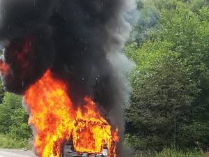 Un Mercedes a ars violent, în trafic, între Ilişeşti şi Păltinoasa