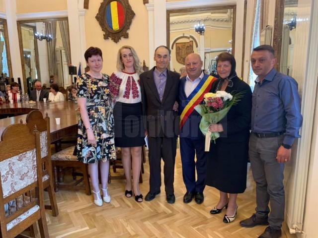 Primarul Ilie Boncheș alături de una dintre familiile care a împlinit 50 de ani de căsătorie