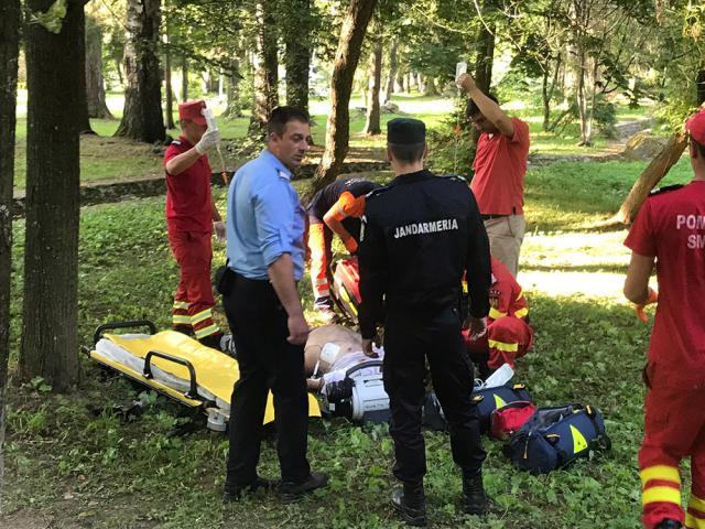 Bărbatul a intrat în stop cardio-respirator, iar la faţa locului a fost chemat de urgenţă un echipaj medical. Foto: radiodorna.ro