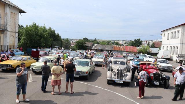 Expoziţia a reunit peste 50 de oldmobile aparţinând unor colecţionari din mai multe judeţe ale Moldovei
