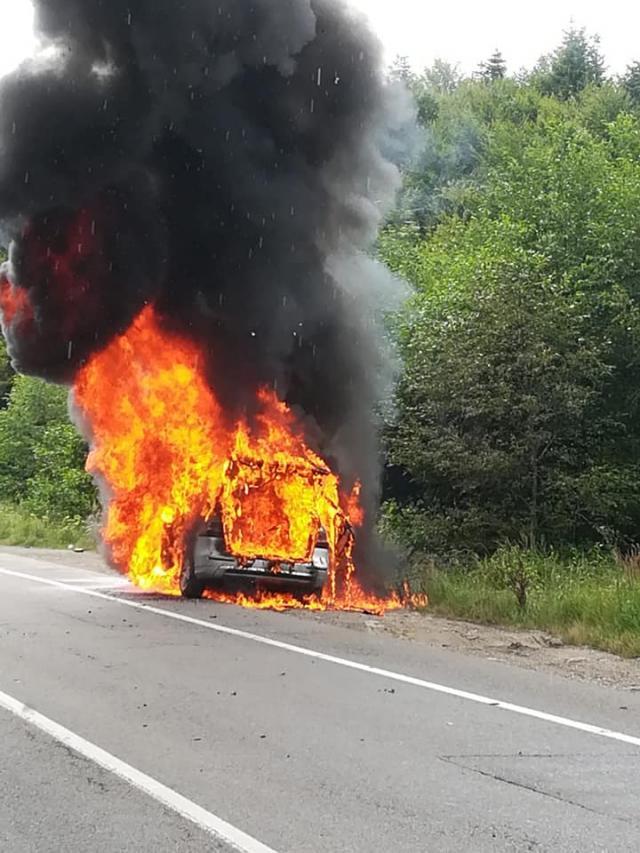 Mașina a ars violent