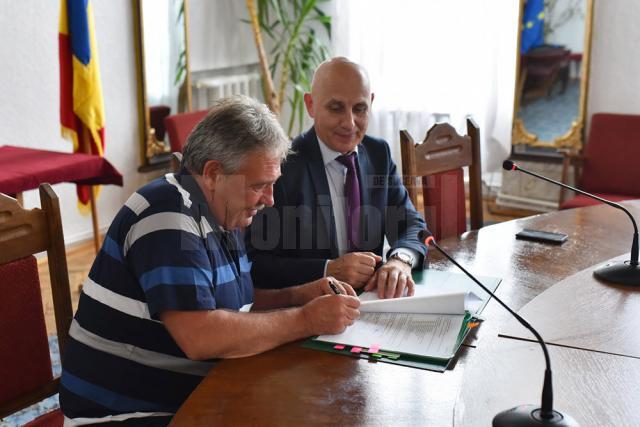 Primarul Marius Ursaciuc și directorul ADR Nord-Est, Vasile Asandei, au semnat contractul pentru un proiect de peste 5 milioane de euro pentru înfiinţarea unui sistem de transport electric în comun
