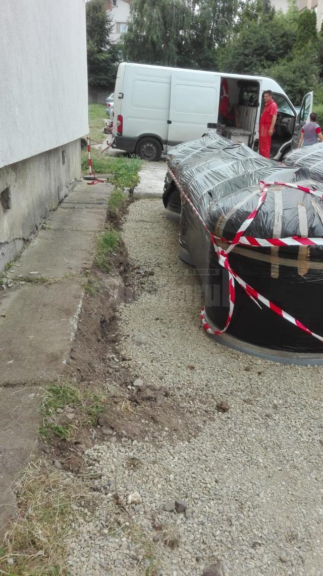 Containere semiîngropate au fost amplasate, săptămâna trecută, la o distanţă de circa 1,5 metri de peretele blocului, în zona geamurilor de la băile locatarilor