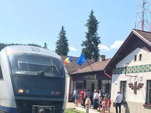 Trenul care circulă pe ruta Suceava-Putna