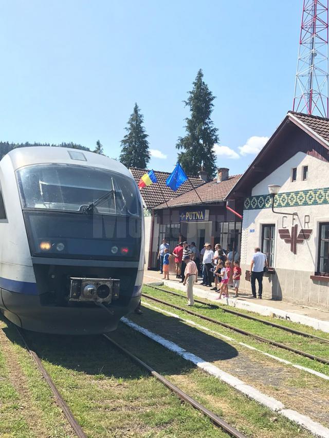 Trenul care circulă pe ruta Suceava-Putna