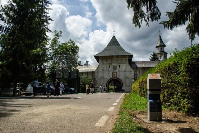 Iubitorii de drumeții au, de astăzi, Ghidul Drumețului pe Via Transilvanica, de la Putna până la Reghin