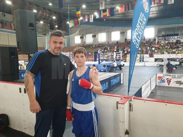 Antrenorul de box Andu Vornicu şi medaliatul cu argint la europene, Cristinel Măzăreanu