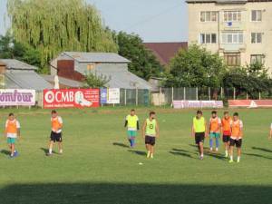 Fotbaliştii Şomuzului se pregătesc intens pe stadionul Tineretului. Foto Alex Savescu