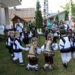 Oaspeţii, întâmpinaţi la liceul din Moldovița de un grup de copii dansând tradiţional