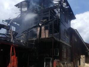 Incendiul a distrus clădirea sediului societăţii și hala de prelucrare a lemnului