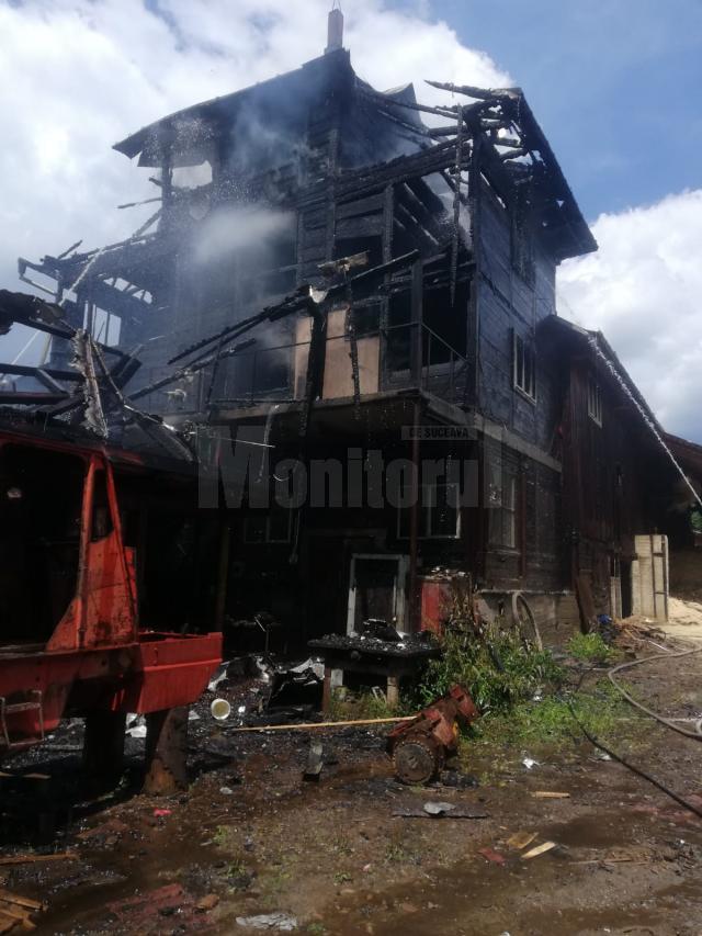Incendiul a distrus clădirea sediului societăţii și hala de prelucrare a lemnului