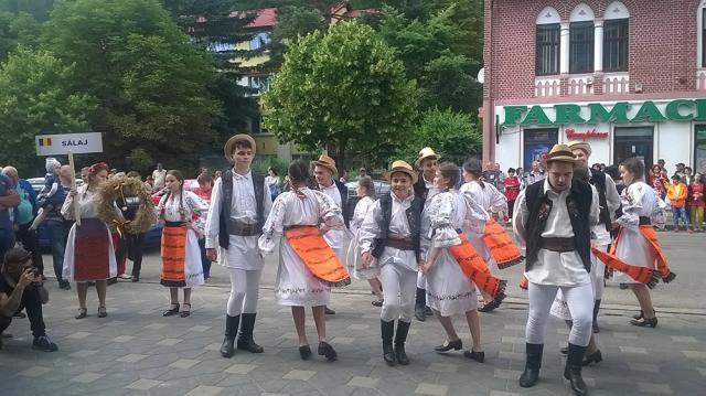Ansamblul Folcloric „Mugurelul-Mărgineanca” din Dorohoi, Botoşani, a obţinut trofeul Festivalului Internaţional „Dorna, plai de joc şi cântec”