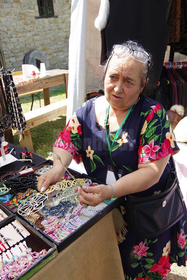 Mioara Gheorghe, la standul artizanilor romi