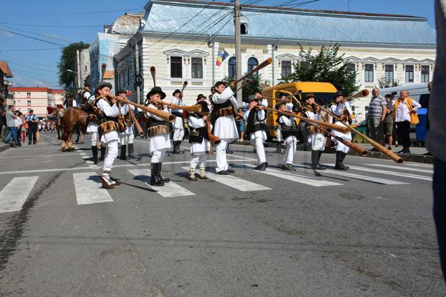 Festivalul „Întâlniri Bucovinene”a debutat cu o paradă a portului popular