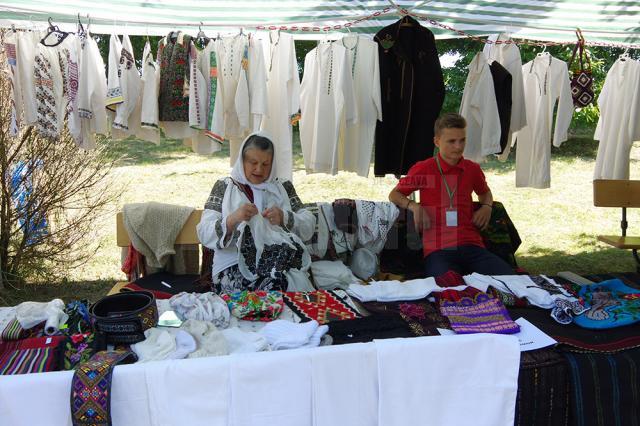 Bijuterii confecţionate pe loc din furculiţe de argint, jucării ecologice din lemn, muzică populară şi de mahala, la târgul de la Muzeul Satului Bucovinean