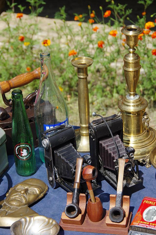Bijuterii confecţionate pe loc din furculiţe de argint, jucării ecologice din lemn, muzică populară şi de mahala, la târgul de la Muzeul Satului Bucovinean