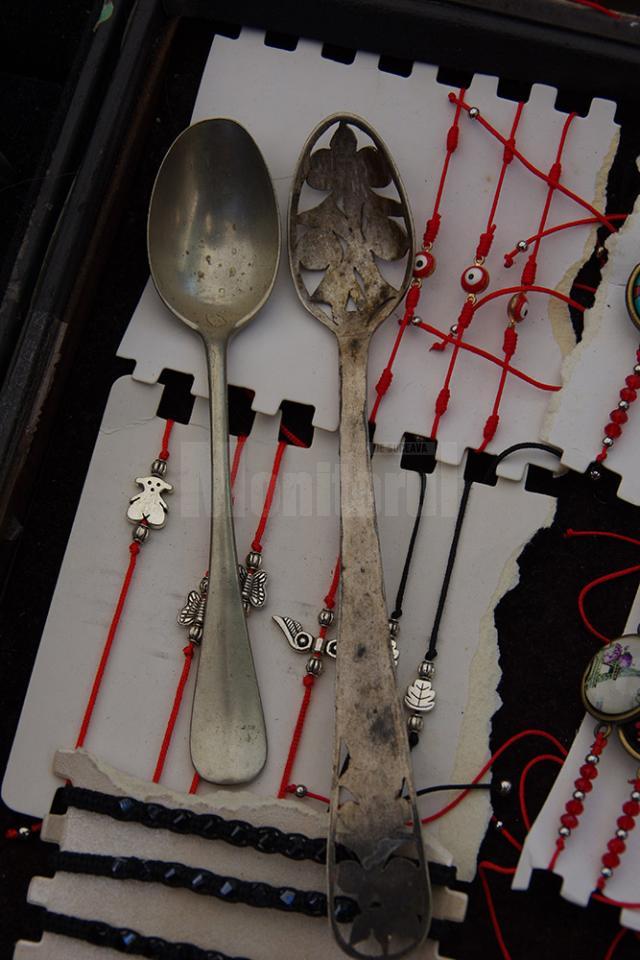 Bijuterii confecţionate pe loc din furculiţe de argint, jucării ecologice din lemn, muzică populară şi de mahala, la târgul de la Muzeul Satului Bucovinean