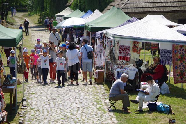 Bijuterii confecţionate pe loc din furculiţe de argint, jucării ecologice din lemn, muzică populară şi de mahala, la târgul de la Muzeul Satului Bucovinean