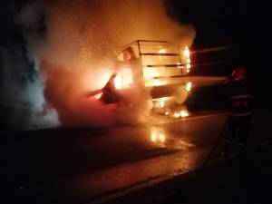 Autoutilitară distrusă într-un incendiu pe DN 17, în cursul nopții trecute