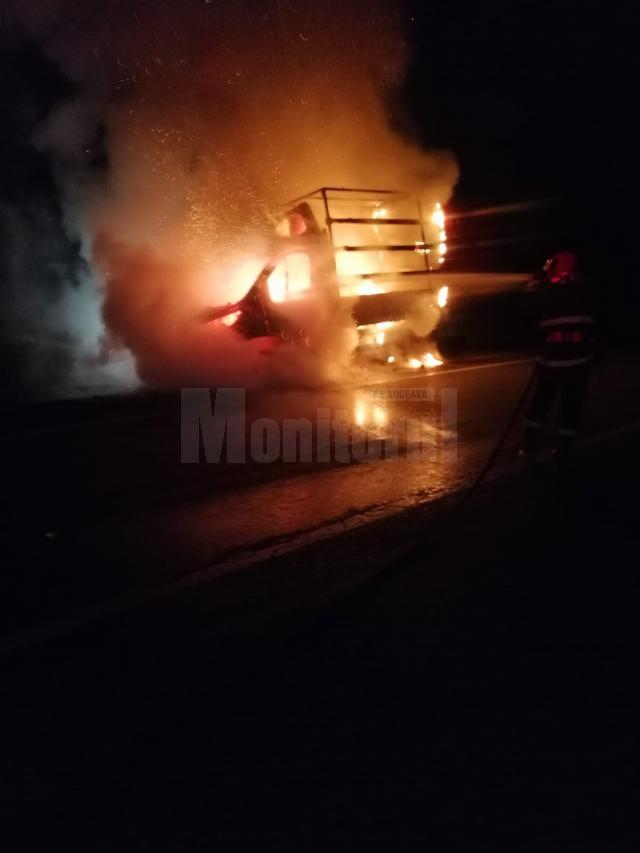 Autoutilitară distrusă într-un incendiu pe DN 17, în cursul nopții trecute