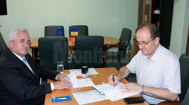 Primarul Sucevei, Ion Lungu, și Nicolaie Burghelea, director adjunct ADR Nord Est, la semnarea contractului pentru Grădinița "Dumbrava Minunată"
