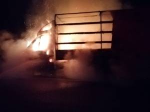 Cabina autoutilitarei a fost cuprinsă de flăcări și a ars în întregime