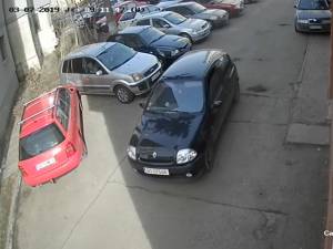 Maşina cu care au acţionat hoţii, un Renault Clio de culoare neagră, cu numere provizorii de BT