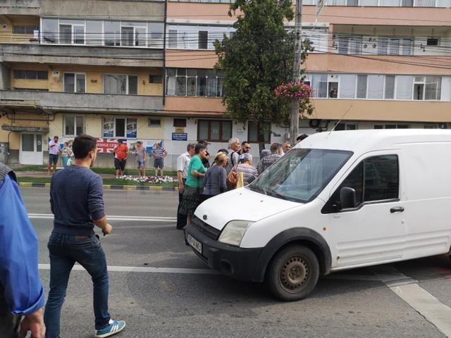 O femeie a fost lovită în plin de o dubiţă, pe trecerea de pietoni de la Bancă