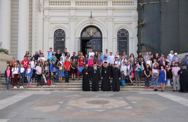 210 tineri merg pe jos spre Ceahlău „Pe urmele sfinţilor nemţeni”