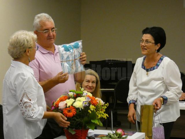Cadourile oferite de familia primarului Ion Lungu autoarei cărții Pelerin în Țara Sfântă