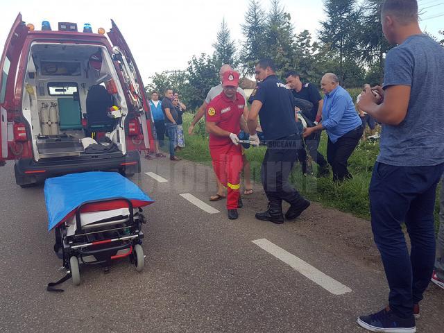 Motociclistul proiectat în șant, la câteva zeci de metri, a fost preluat de o ambulanță și transportat la spital