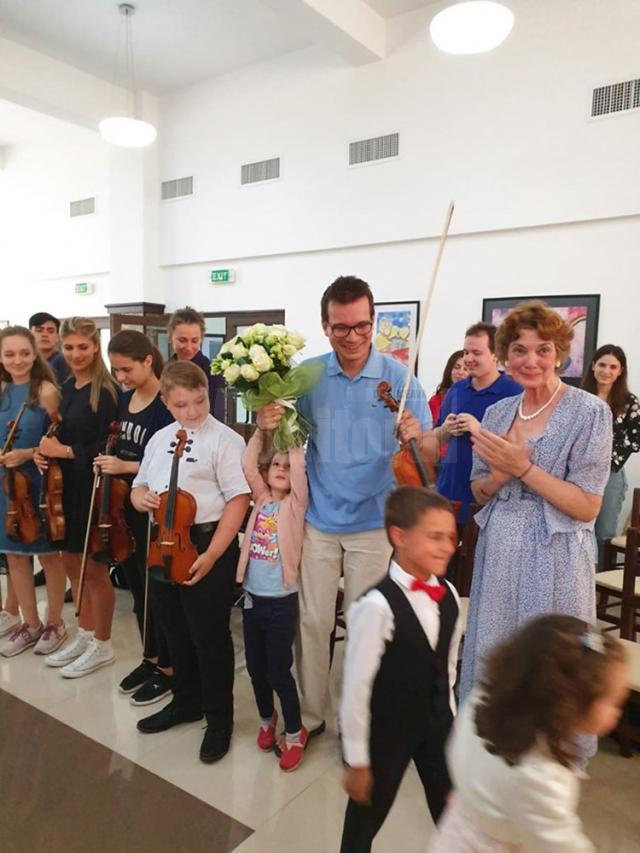 Violonistul Alexandru Tomescu a vizitat recent Aşezământul de copii ,,Sf. Ierarh Leontie” din Rădăuţi