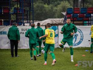 Alexandru Marin, cu faţa, a reuşit o dublă pentru Foresta în amicalul cu FC Pojorâta. Foto: Costi Solovastru