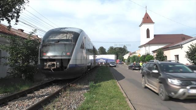 Trenul de Putna, oprit aproape o oră la Rădăuţi de un tir rămas pe calea ferată