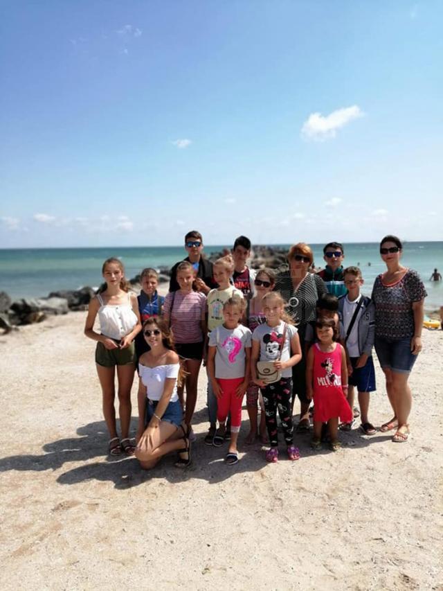 Un grup de copii din Bechișești a beneficiat de o vacanță la malul Marii Negre