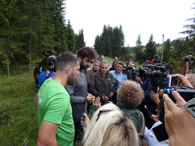 Reprezentanții Greenpeace România și cei ai RNP, în teren, la locul unde au fost semnalate inițial ilegalitățile