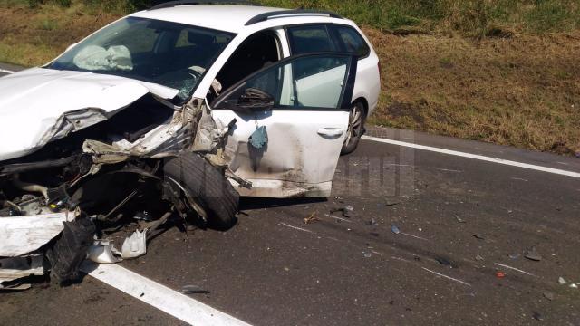 Un autoturism Skoda implicat in accident, a fost grav avariat