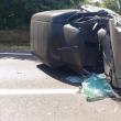 O furgonetă implicată în accident a rămas răsturnată în mijlocul drumului