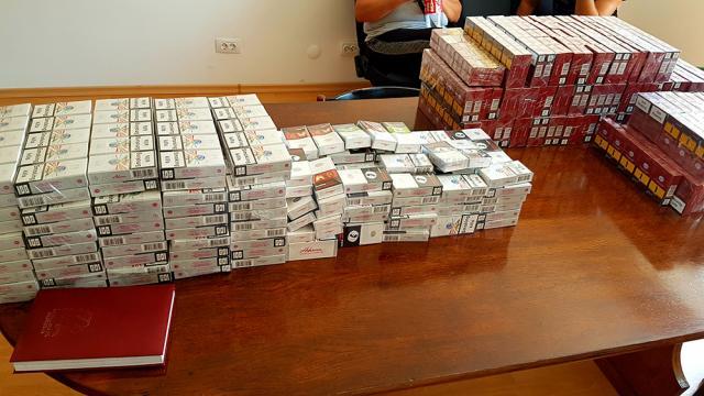 Doi ucraineni au fost prinşi în Siret în timp ce vindeau ţigări de contrabandă
