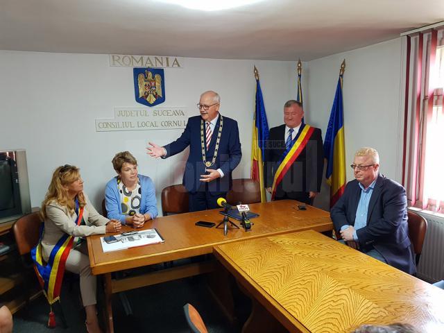 Primarul Herbert Hofauer a fost prezent la Cornu Luncii pentru a primi titlul de "Cetățean de onoare" al acestei comune