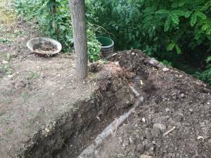 O familie de pe strada Mihail Sadoveanu a construit o canalizare ilegală, prin intermediul căreia deversează totul pe versantul de nord-est al municipiului Suceava