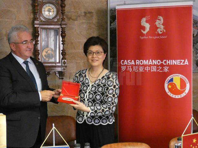 Primarul Sucevei, Ion Lungu, cu Excelența Sa Jiang Yu, ambasadorul Chinei
