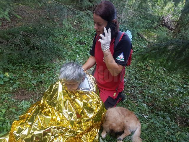 O femeie de 71 de ani plecată la cules de ciuperci, găsită după ore bune de căutări
