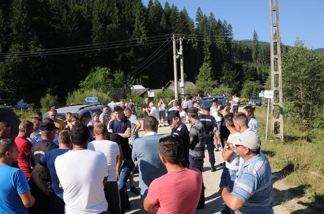 Localnicii de pe Valea Brodinei au protestat în cursul dimineţii de marţi, pentru refacerea drumului care deserveşte șase sate