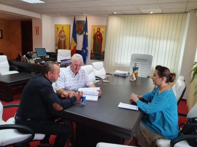 Ion Lungu a semnat contractul pentru asfaltarea a cinci străzi de pământ din Suceava