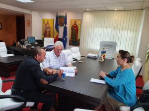 Lungu a semnat contractul pentru asfaltarea a cinci străzi de pământ din Suceava