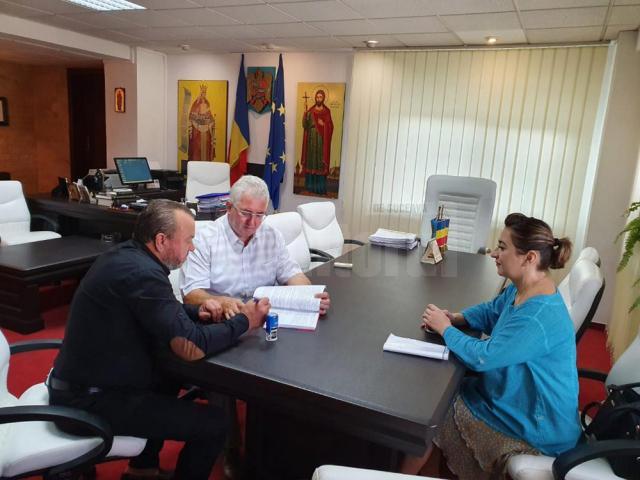 Lungu a semnat contractul pentru asfaltarea a cinci străzi de pământ din Suceava